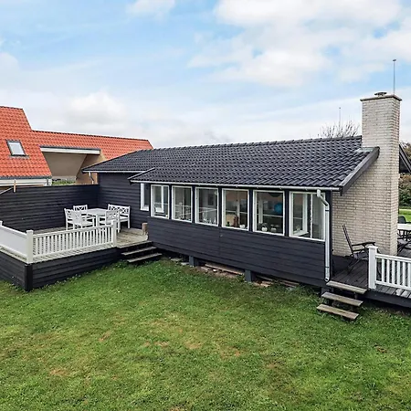 6 Person In Lokken-by Traum *